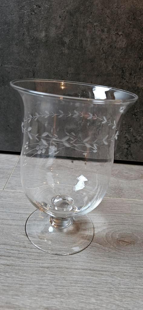 Vintage glazen schaal op voet met bloemmotief, Antiek en Kunst, Antiek | Glas en Kristal, Ophalen