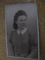 Vintage portret foto vrouw 1, Verzamelen, Foto's en Prenten, 1940 tot 1960, Foto, Zo goed als nieuw, Verzenden