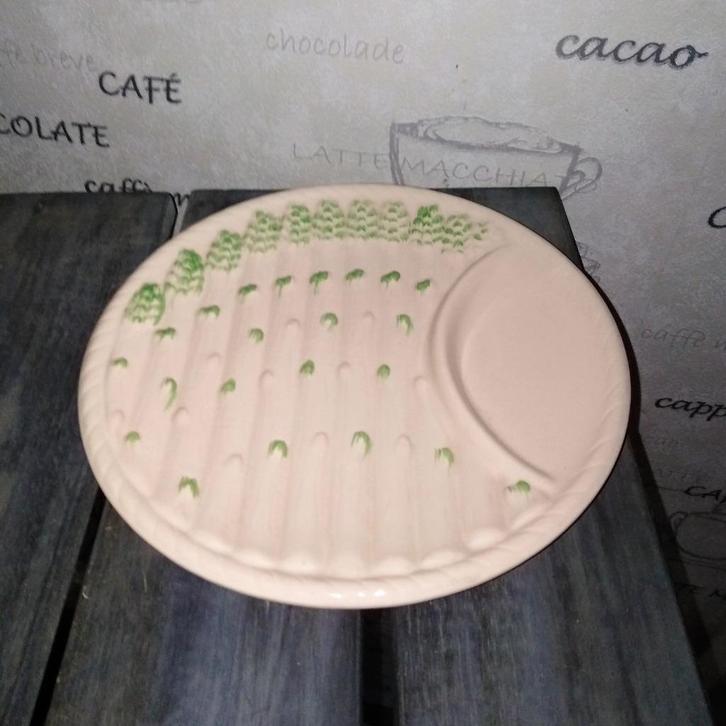 Aspergeschaal rond met asperge in relief creme/groen, Huis en Inrichting, Keuken | Servies, Gebruikt, Schaal of Schalen, Overige stijlen