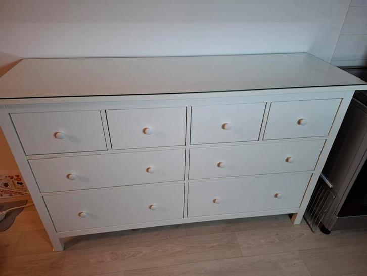 IKEA Hemnes Commode - Wit, met glasplaat, Huis en Inrichting, Kasten | Dressoirs, Zo goed als nieuw, 100 tot 150 cm, 25 tot 50 cm