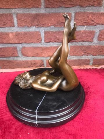 fraai bronzen beeld, erotica, pikant liggende dame beschikbaar voor biedingen