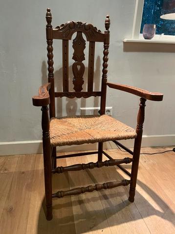 Zeer gave eiken stoel, mooi houtsnijwerk beschikbaar voor biedingen