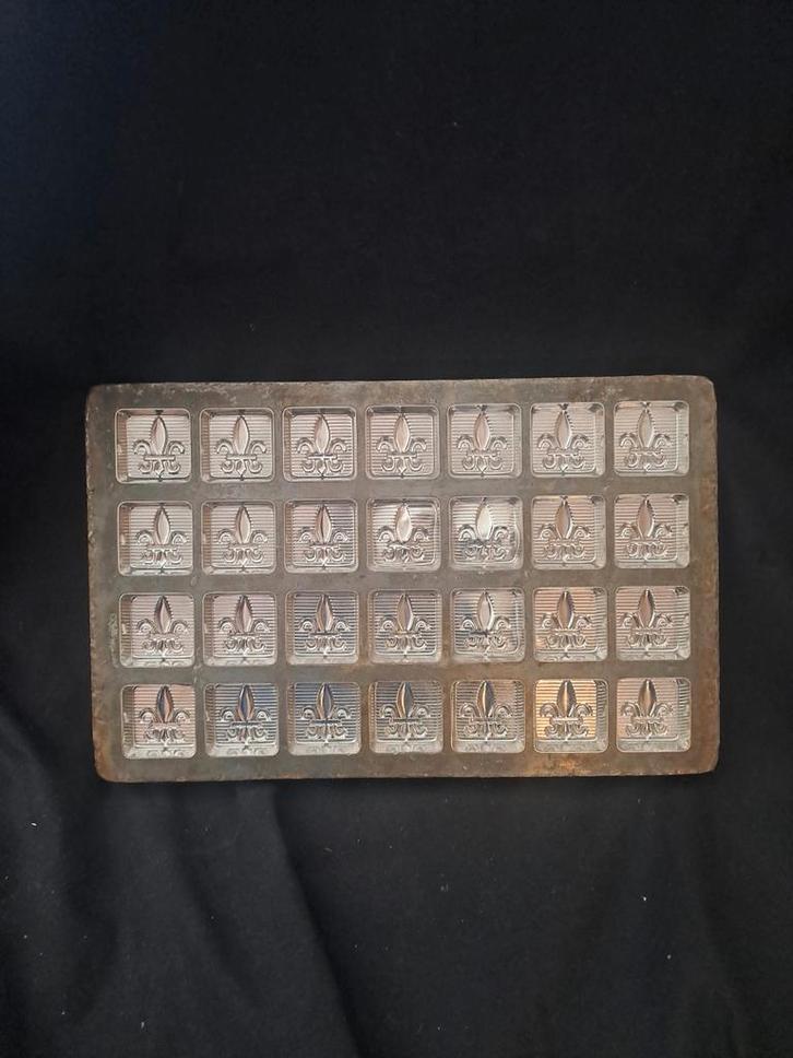 Antique Chocolate Mold 28 pieces BonBon Mould - 18, Antiek en Kunst, Antiek | Keukenbenodigdheden, Ophalen of Verzenden