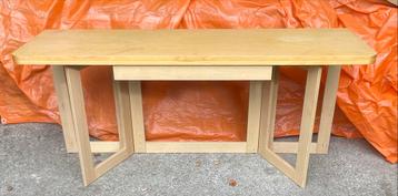 Houten tafel met lade beschikbaar voor biedingen