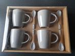 Nieuw! Set met 4 mokken / bekers en 4 lepeltjes, Ophalen of Verzenden, Nieuw, Kop(pen) en/of Schotel(s)
