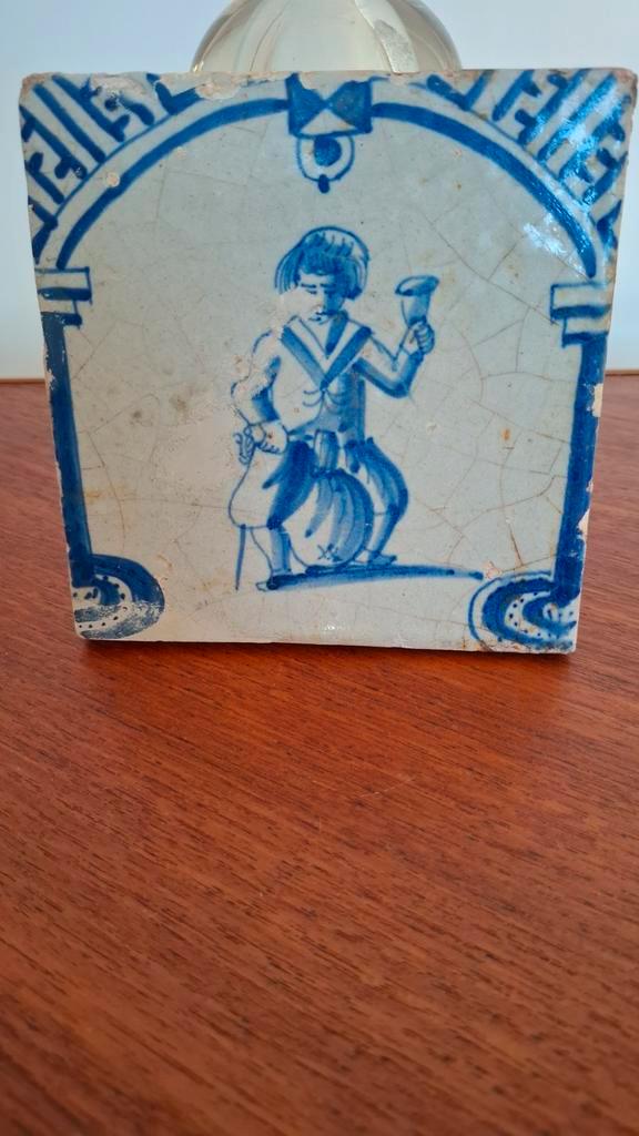Antieke Delftse Poort Tegel Drinkende Man 1625 - 1650, Antiek en Kunst, Antiek | Wandborden en Tegels, Ophalen of Verzenden