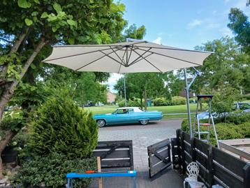 Zweefparasol beschikbaar voor biedingen