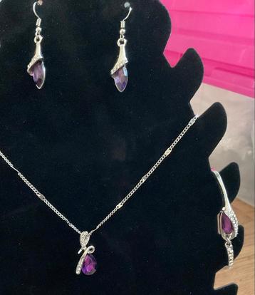 Sieradensetje, zilverkleur, strass en paarse steen. Nieuw!! beschikbaar voor biedingen