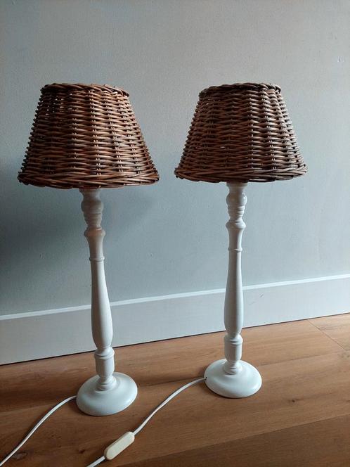 2 Schemerlampjes met rieten kap - Landelijke stijl, Huis en Inrichting, Lampen | Tafellampen, Gebruikt, 50 tot 75 cm, Hout, Overige materialen