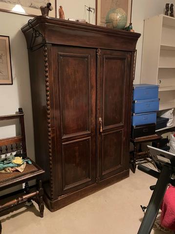 Antieke houten kast beschikbaar voor biedingen