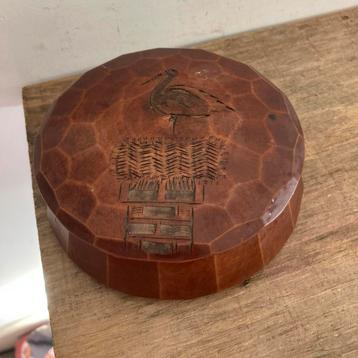 Houten bakje met ooievaar, handgesneden beschikbaar voor biedingen