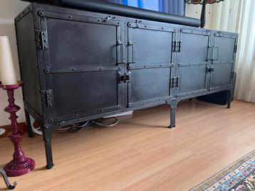 Industrieel Dressoir - Stoer & Stijlvol beschikbaar voor biedingen