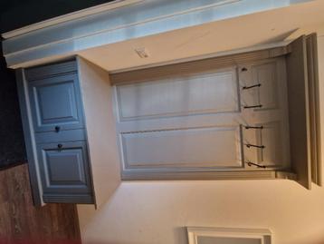 Houten landelijke kapstok met bankje en hoedenplank