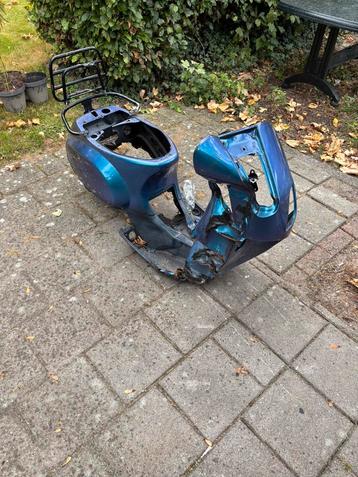 Sloop voor onderdelen alles van blik beschikbaar voor biedingen