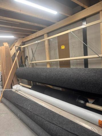 Tapijt stellingen voor 6 rollen beschikbaar voor biedingen