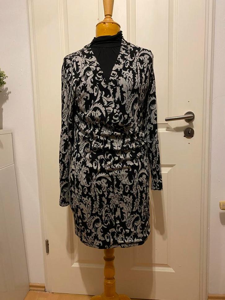 Bandolera jurkje - Maat 40 (M), Kleding | Dames, Jurken, Zo goed als nieuw, Maat 38/40 (M), Zwart, Knielengte, Ophalen of Verzenden