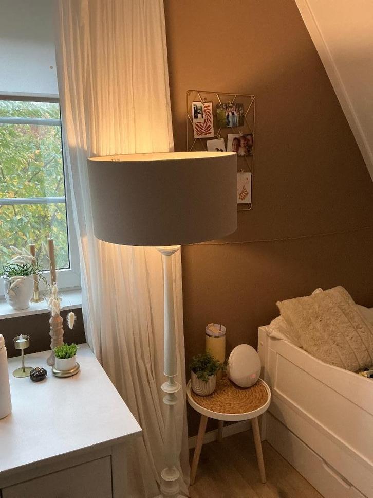 Staande lamp met grote kap, Huis en Inrichting, Lampen | Vloerlampen, Gebruikt, 150 tot 200 cm, Metaal, Stof, Ophalen