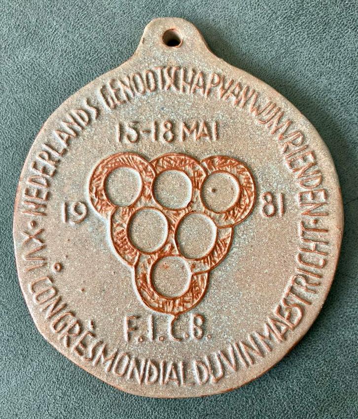 Keramiek plaquette Nederlands genootschap wijnvrienden, Verzamelen, Wijnen, Zo goed als nieuw, Overige gebieden, Ophalen of Verzenden