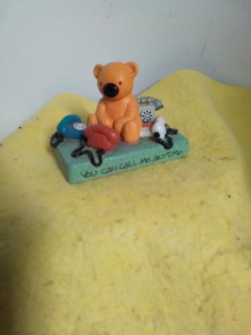 14406) mooi beeldje  beer met telefoon  beschikbaar voor biedingen