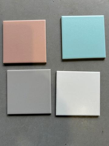 NIEUWE Blauw/roze/grijs en witte 10/10 wandtegels MIX beschikbaar voor biedingen