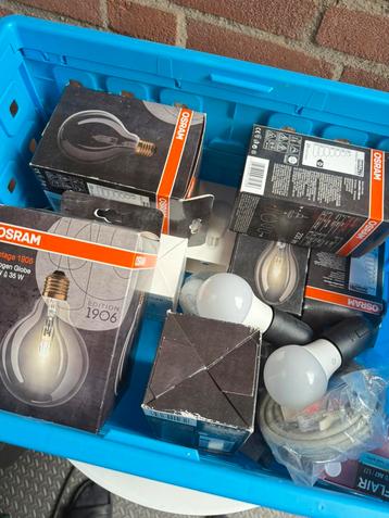 Verschillende lampen en kabels beschikbaar voor biedingen