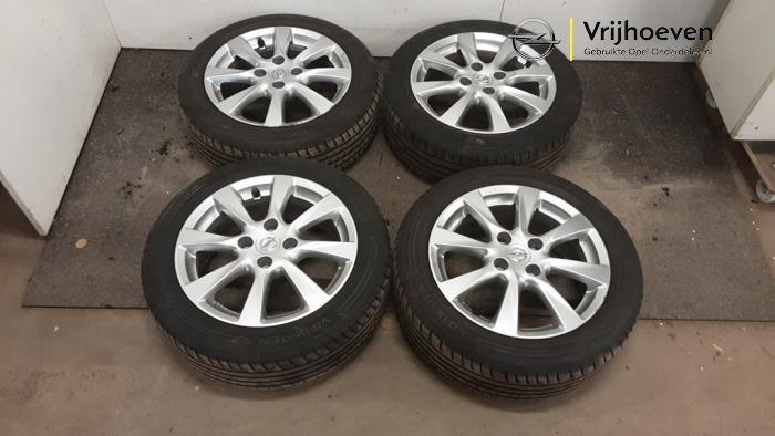 Velgen set + banden van een Opel Corsa (Corsa F 19-), Auto-onderdelen, Banden en Velgen, Personenwagen, Gebruikt, 3 maanden garantie