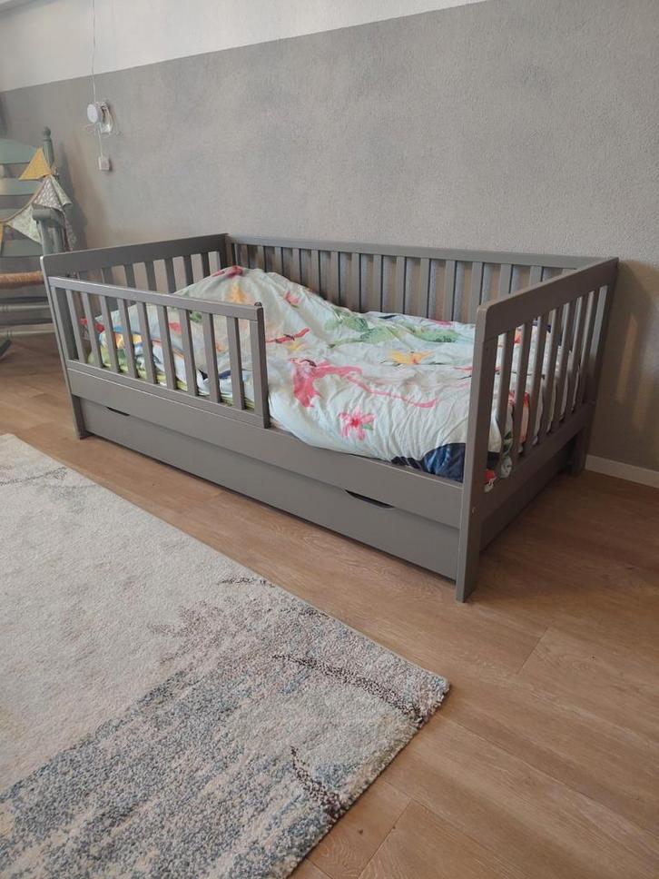 Petite Amelie Peterbed Plume Grijs 140x70 cm met lade, Kinderen en Baby's, Kinderkamer | Bedden, Gebruikt, 140 tot 160 cm, 70 tot 85 cm