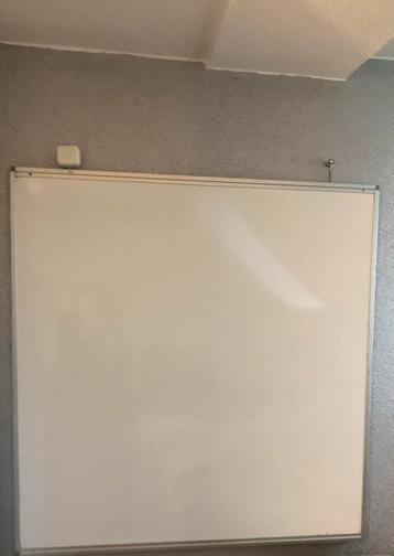 Groot magnetisch whiteboard beschikbaar voor biedingen