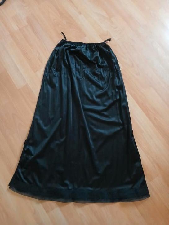 Mooie zwarte lange onderrok in maat 36/40., Kleding | Dames, Overige Dameskleding, Zo goed als nieuw, Ophalen