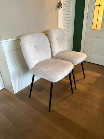 4 splinternieuwe stoelen beschikbaar voor biedingen