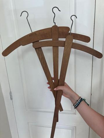 Drie antiek houten kledinghangers beschikbaar voor biedingen