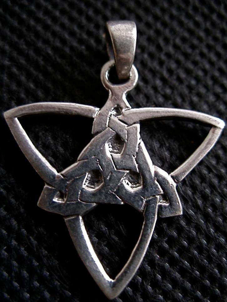 Zilveren 925 zilver kettinghanger keltische knoop driehoek, Sieraden, Tassen en Uiterlijk, Kettinghangers, Nieuw, Zilver, Zilver