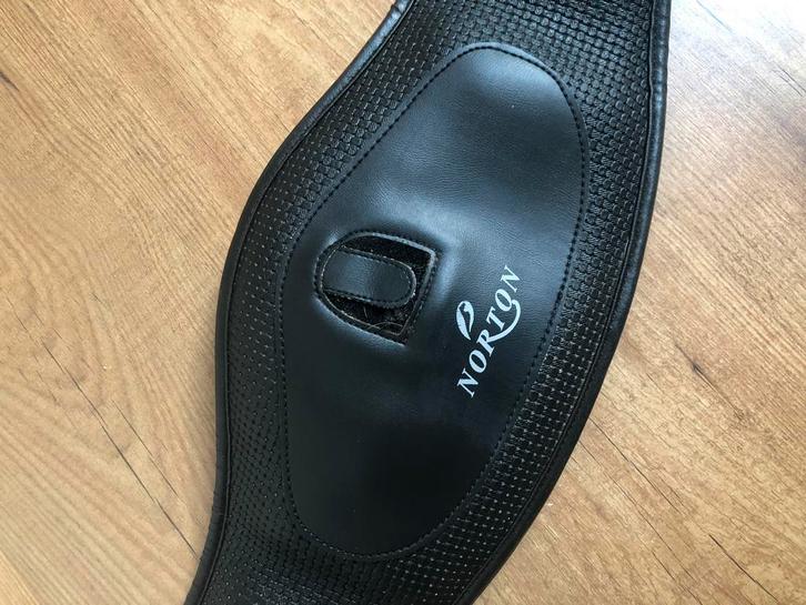 Anatomische Norton Dressuursingel Zwart 70 cm, Dieren en Toebehoren, Paarden en Pony's | Hoofdstellen en Tuigage, Gebruikt, Dressuur