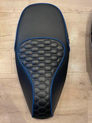 Vespa sprint/primavera zadel custom zwart met blauw beschikbaar voor biedingen