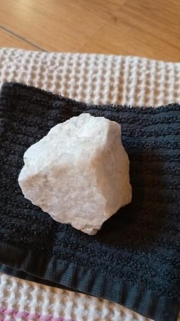 Mineralen melkkwarts beschikbaar voor biedingen