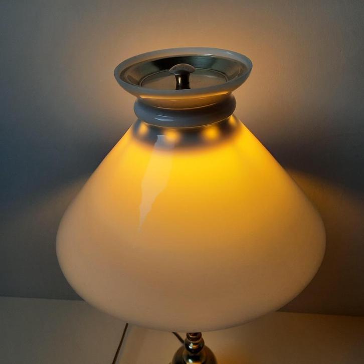 Antieke Engelse schemerlamp messing wit glazen kap, Antiek en Kunst, Antiek | Lampen, Ophalen of Verzenden