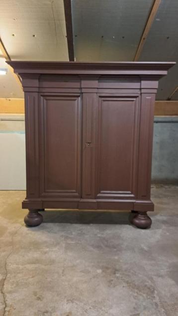 Kast 2 deurs Antiek beschikbaar voor biedingen