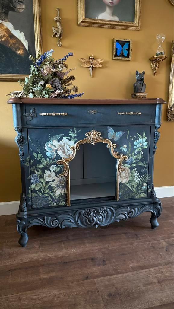 Prachtige kast omgetoverd tot paleisje voor jouw viervoeter, Dieren en Toebehoren, Hondenhokken, Nieuw, Hondenhok, 100 cm of meer