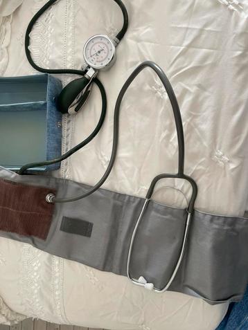 Vintage Bloeddrukmeter in originele koffertje met druksluiti beschikbaar voor biedingen