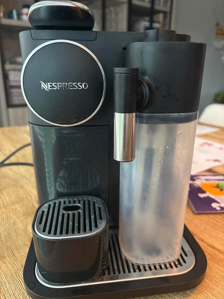 DeLonghi Nespresso Gran Latissima - Koffiemachine, Witgoed en Apparatuur, Koffiezetapparaten, Gebruikt, Koffiepads en cups, Koffiemachine