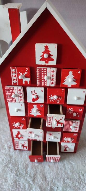 Houten huis, adventskalender rood/wit beschikbaar voor biedingen