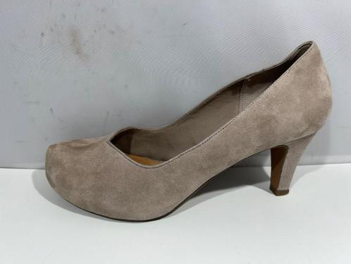 Clarks, maat 38,5 stijlvol - beige- suède pumps, Kleding | Dames, Schoenen, Zo goed als nieuw, Pumps, Beige, Verzenden