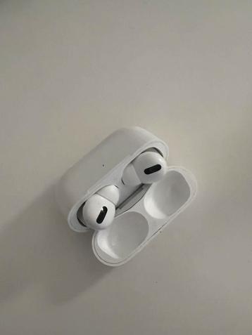 Originele Airpods (case defect, airpods doen het wel) beschikbaar voor biedingen