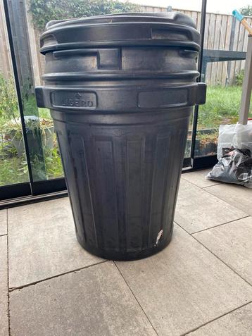 2x 70 liter voerton beschikbaar voor biedingen