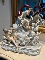 Antiek porseleinen beeld Venus in strijdwagen Saksisch, Antiek en Kunst, Ophalen of Verzenden