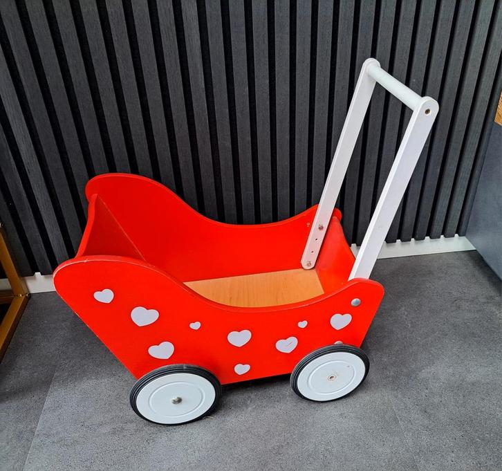 Houten Poppenwagen - Rood met Hartjes, Kinderen en Baby's, Speelgoed | Houten speelgoed, Zo goed als nieuw, Ophalen