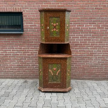 Zweedse antieke hoekkast. beschikbaar voor biedingen