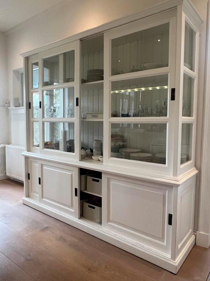 Riante (217 cm) witte buffetkast in landelijke stijl, Huis en Inrichting, Kasten | Buffetkasten, Gebruikt, 200 cm of meer, 200 cm of meer