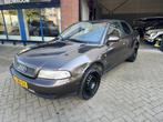 Audi A4 Limousine 1.8 5V Advance (bj 1998), Auto's, Oldtimers, Voorwielaandrijving, Bruin, Origineel Nederlands, Bedrijf