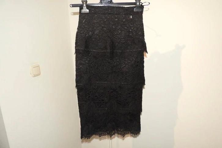 Elisabetta Franchi rok van kant in laagjes zwart goud bedel, Kleding | Dames, Rokken, Zo goed als nieuw, Maat 34 (XS) of kleiner